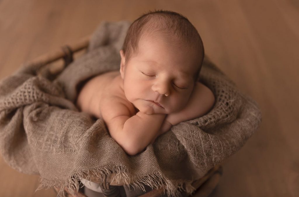 Bébé endormi enveloppé dans une couverture beige