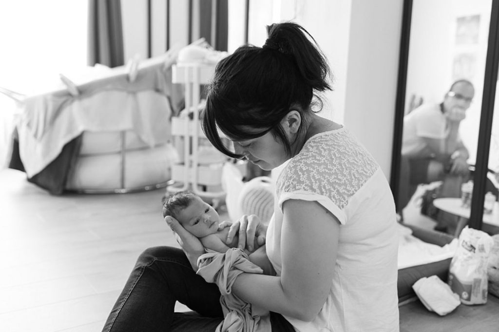 Maman tenant son bébé en noir et blanc