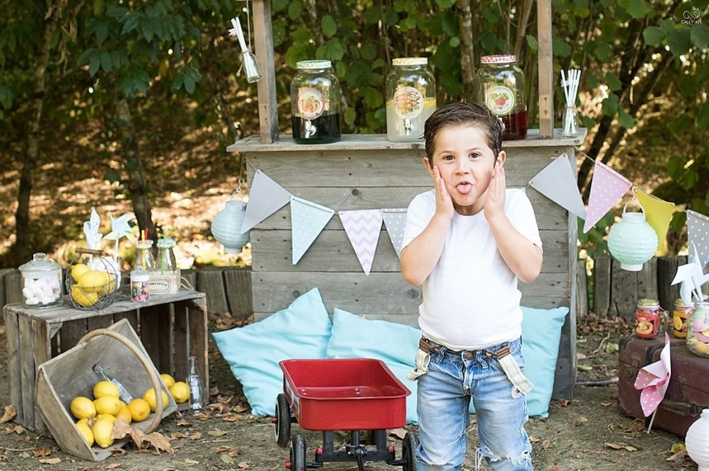Petit garçon avec un décor de fête