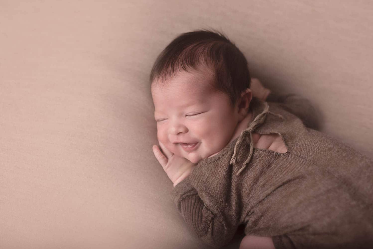 photo artistique bébé en pyjama marron