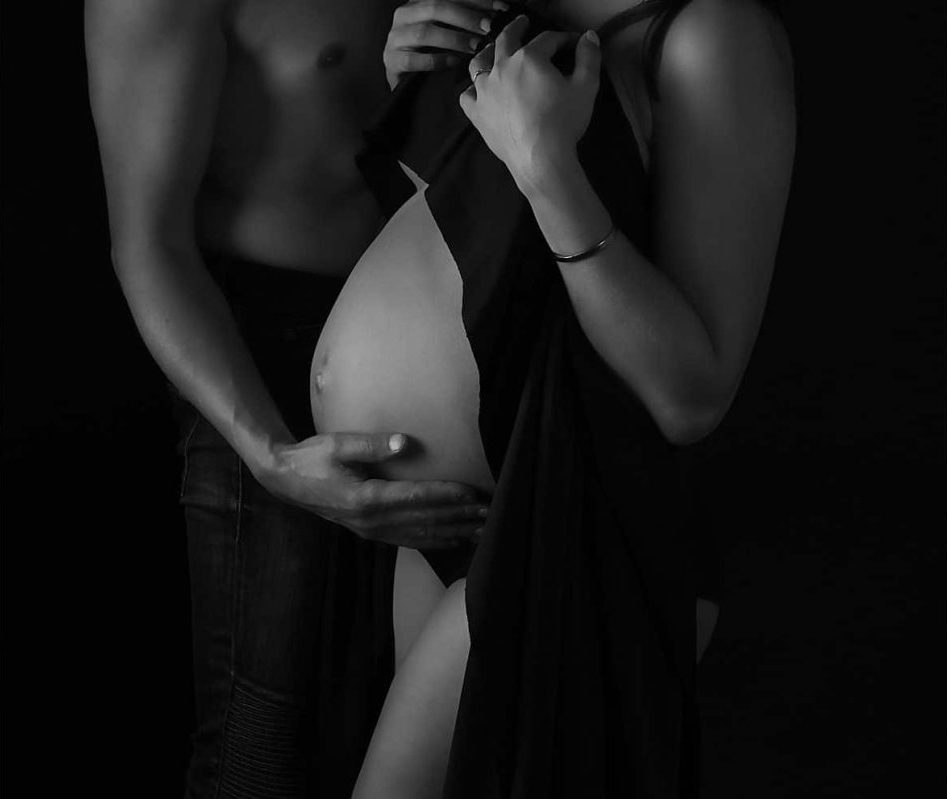 Silhouette d'une femme enceinte en noir et blanc