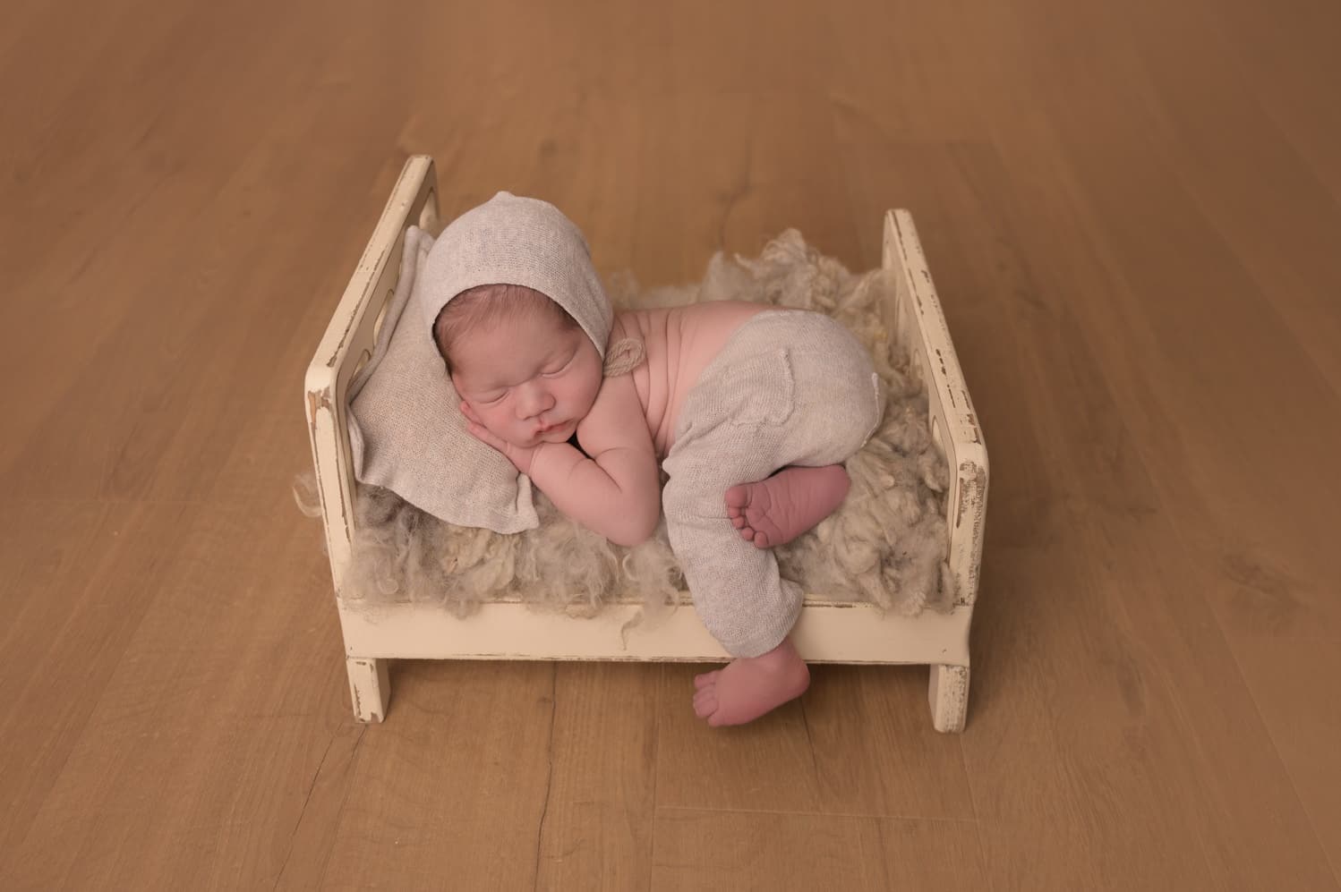 photo bébé dans un petit lit