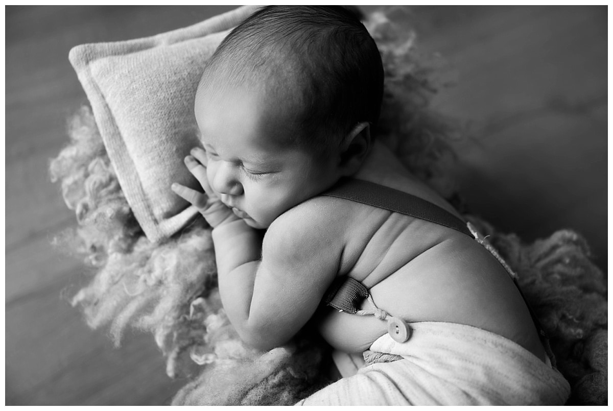 photo artistique bébé dans lit