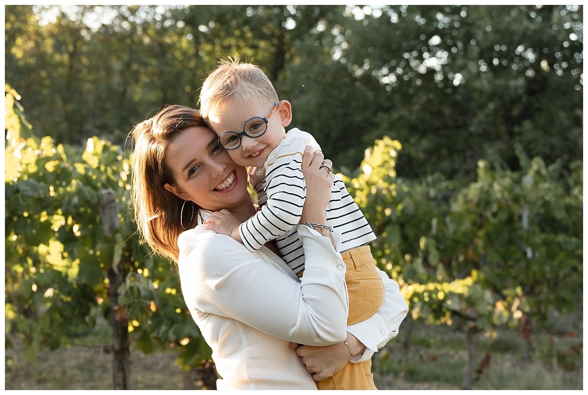 photo garcon et sa maman dans champ de vigne