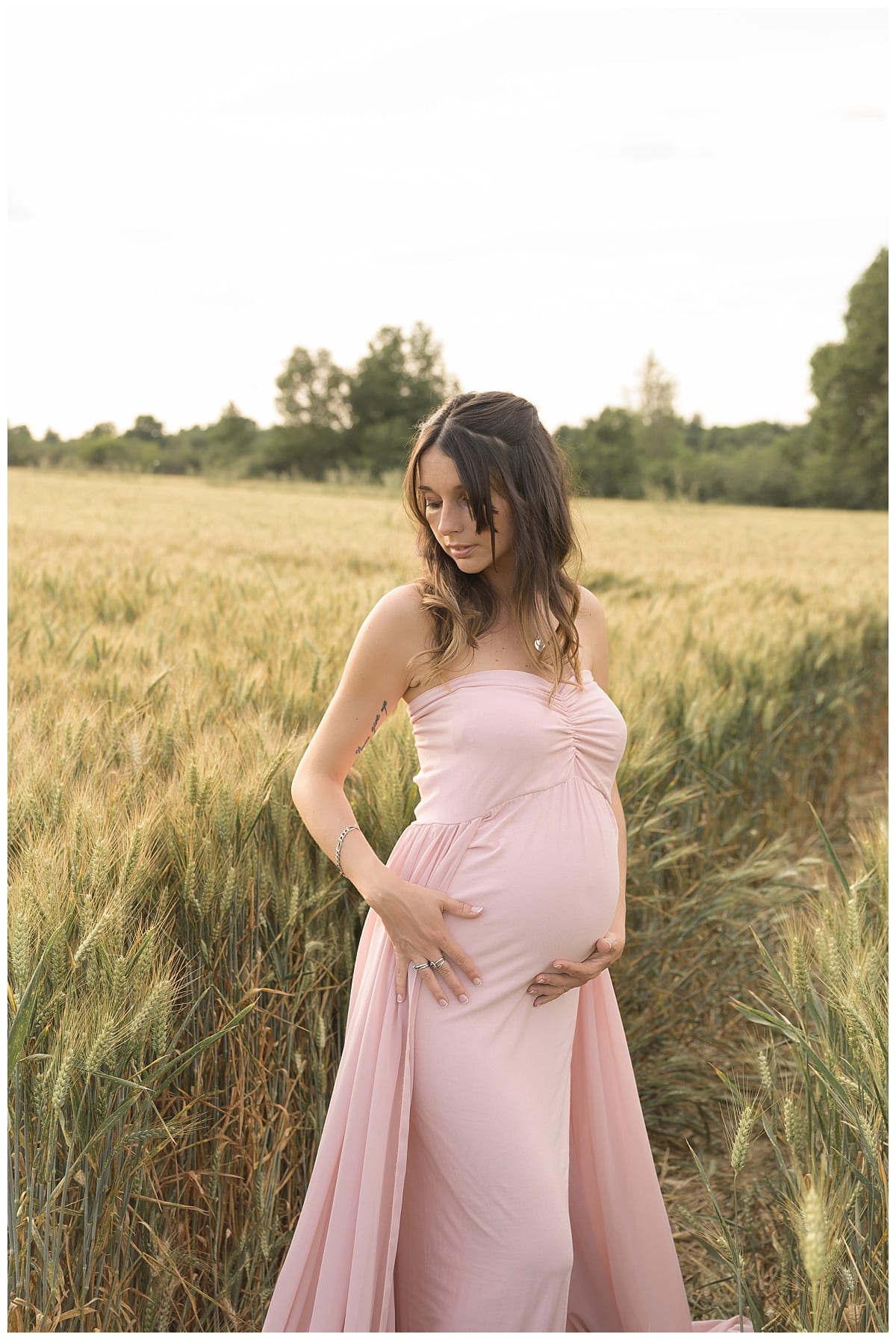 Photo femme enceinte en extérieur