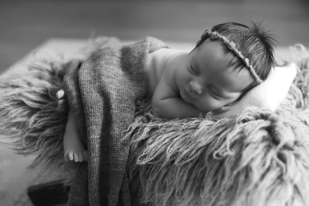 photo bébé fille en noir et blanc